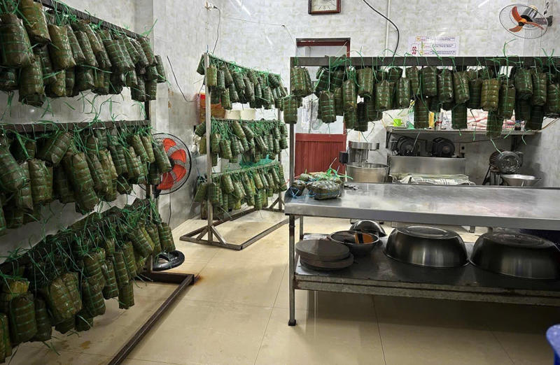 Kh&ocirc;ng gian sản xuất chả b&ograve; Đ&agrave; Nẵng tại cửa h&agrave;ng chả b&ograve; B&agrave; Kim Tiểu La